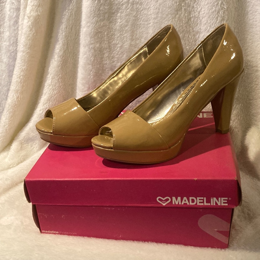 WOMEN SZ 7.5 MADELINE 4” BEIGE HEELS